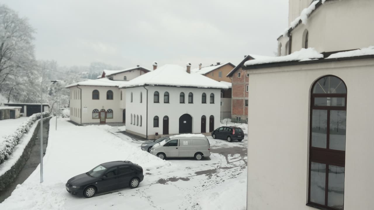 Vandalizam u Kiseljaku: Pivskim flašama oštetili Čaršijsku džamiju