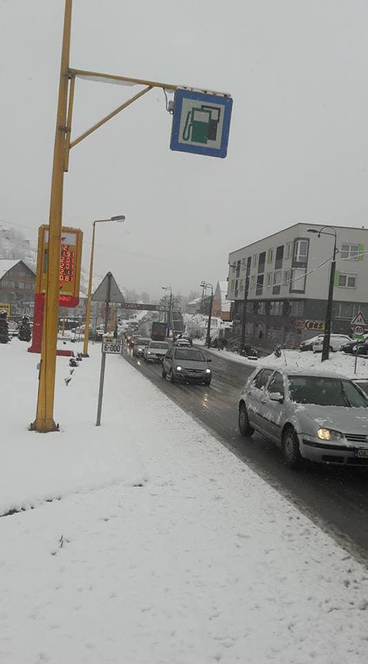 Snijeg ponovo pravi probleme vozačima: Velike gužve na ulazu u Sarajevo