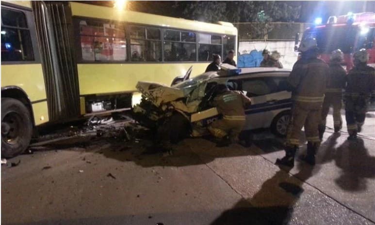 Žurili na zadatak, pa brzinom od 100 km/h udarili u autobus: Jedan policajac teško povrijeđen, vatrogasci rezali krov da ga izvuku