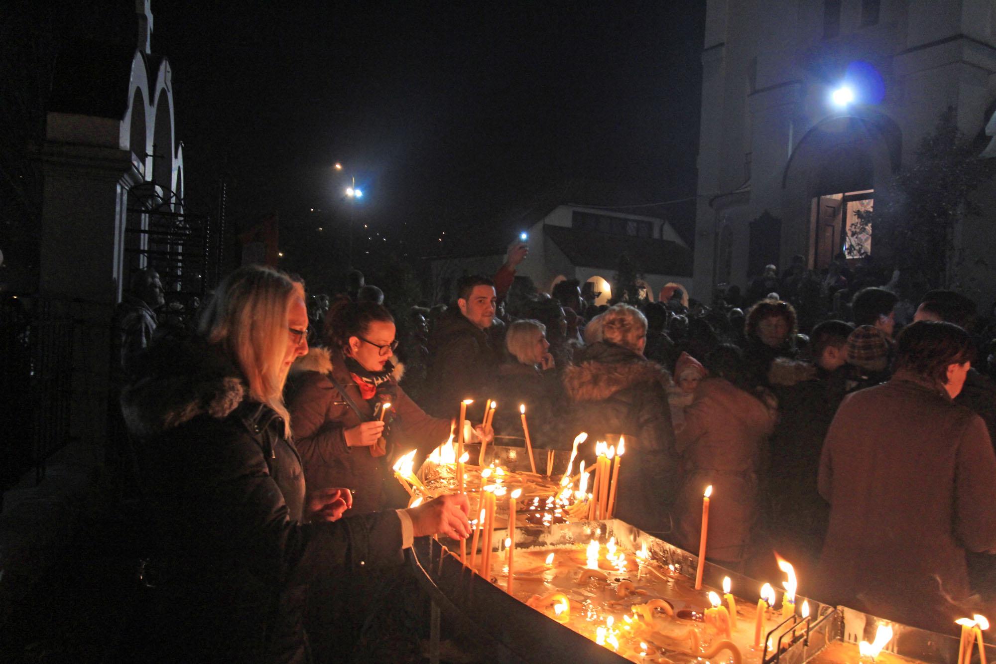 Veliki broj vjernika na Badnjoj večeri u Sabornom hramu u Tuzli