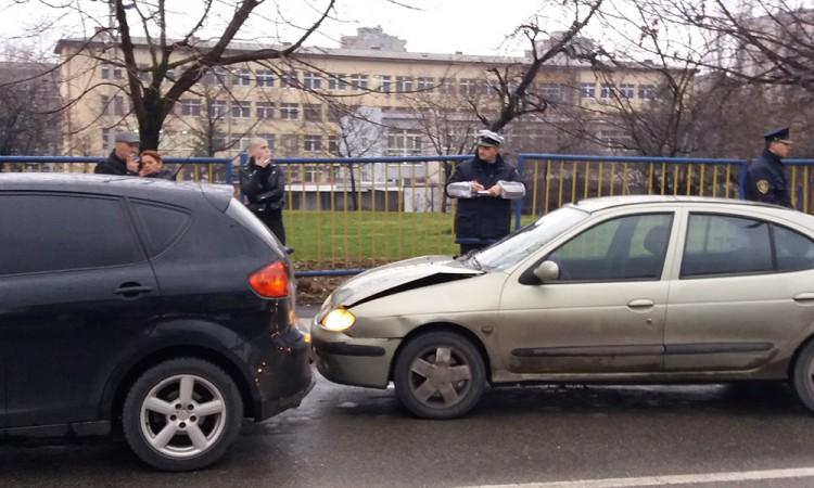 Žena povrijeđena u sudaru dva automobila u Tuzli