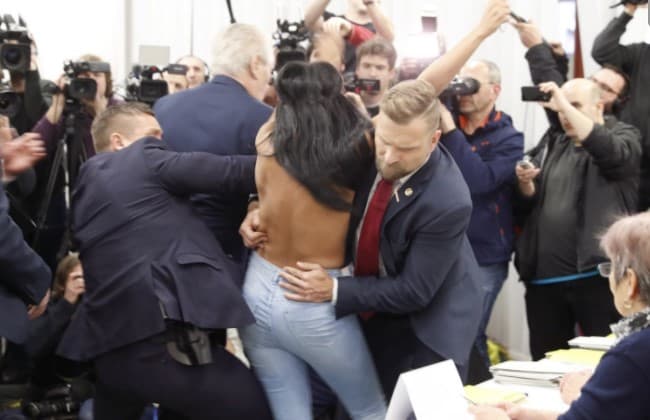 Incident na predsjedničkim izborima u Češkoj: Aktivistkinja u toplesu vrijeđala Miloša Zemana