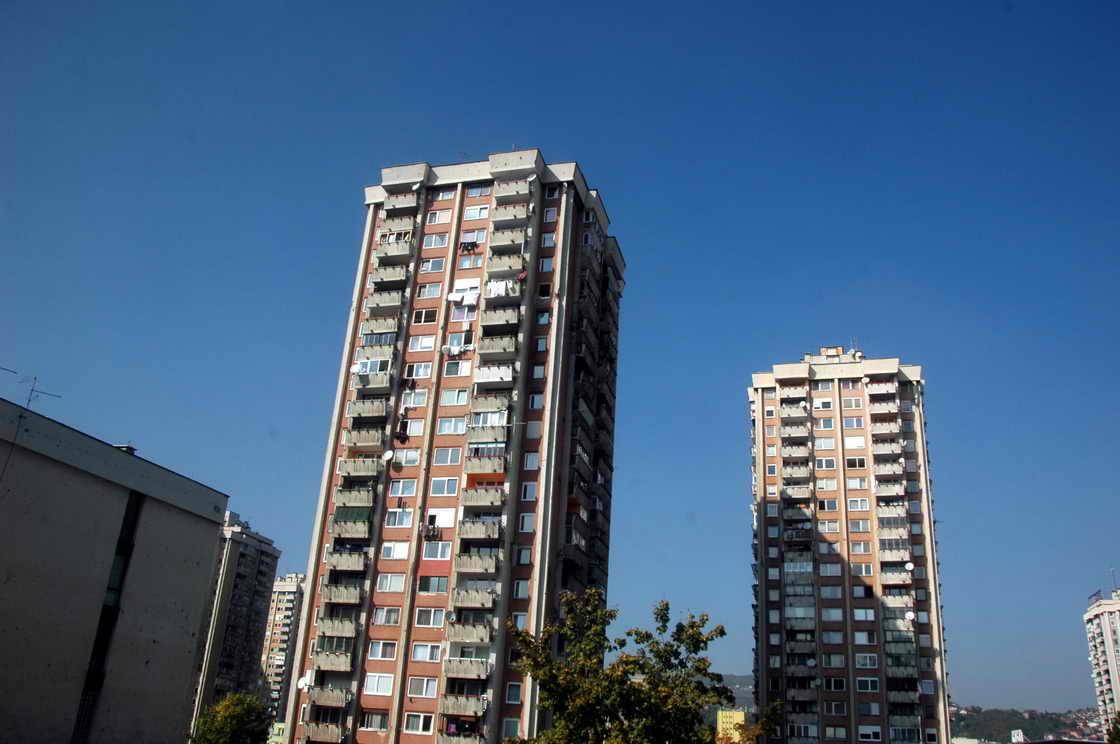 Bizaran slučaj u Sarajevu: Pao prozor sa 16. sprata nebodera