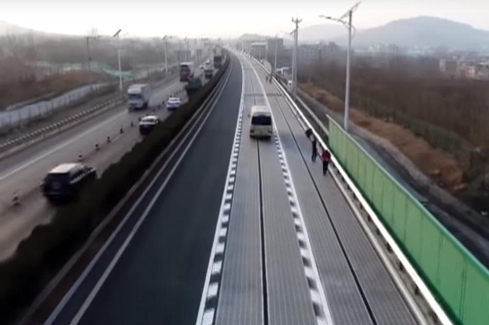 Kinezi napravili providni auto-put sa solarnim panelima