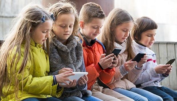Moderno doba: Telefon je - korisna dječija igračka