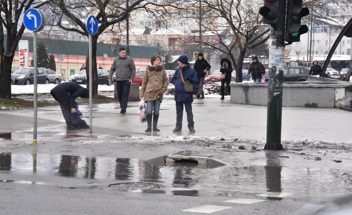 Poplave na cestama svakodnevni su prizor: Malo radnika održava čak 40.000 slivnika