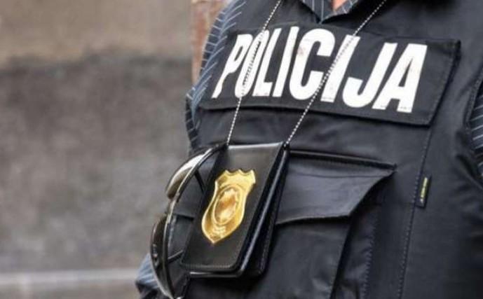 Tuzla: Prilikom pretresa porodične kuće pronađeni oružje i droga