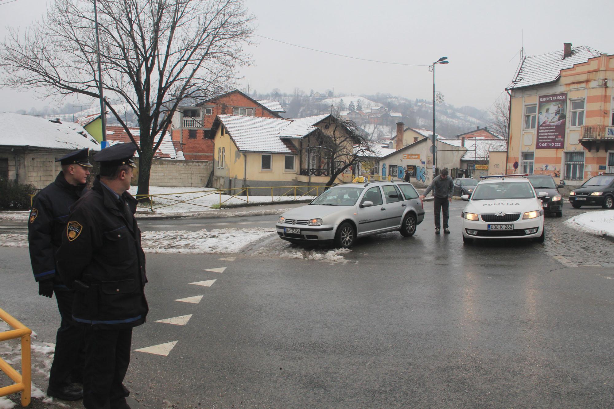 Sudar u Tuzli: Policija zatekla dva vozila, treće se udaljilo u nepoznatom pravcu