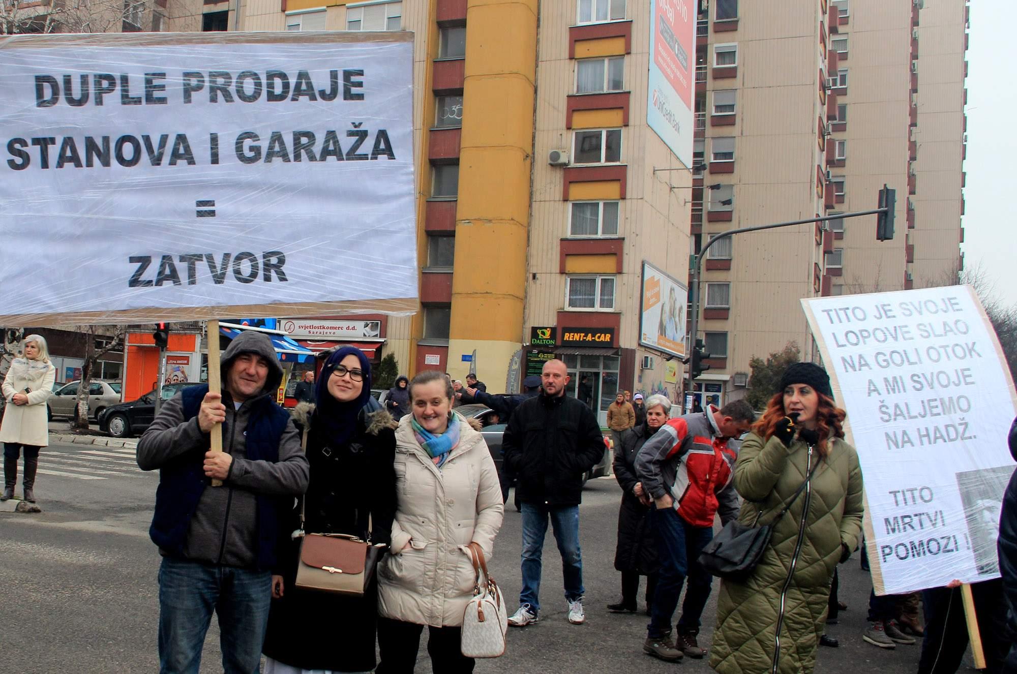 Protesti prevarenih kupaca u Tuzli: Nezadovoljni građani jajima gađali Gradsku upravu