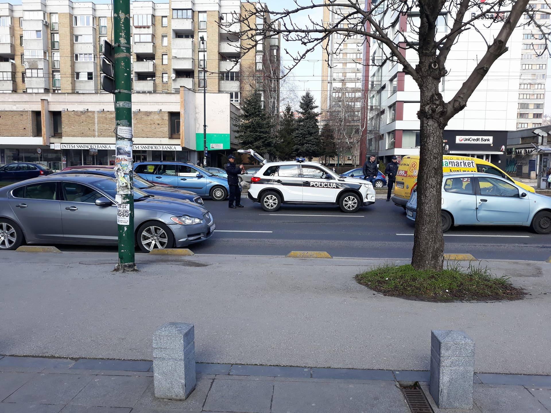 Udes policijskog vozila i Caddyja u sarajevskom naselju Socijalno