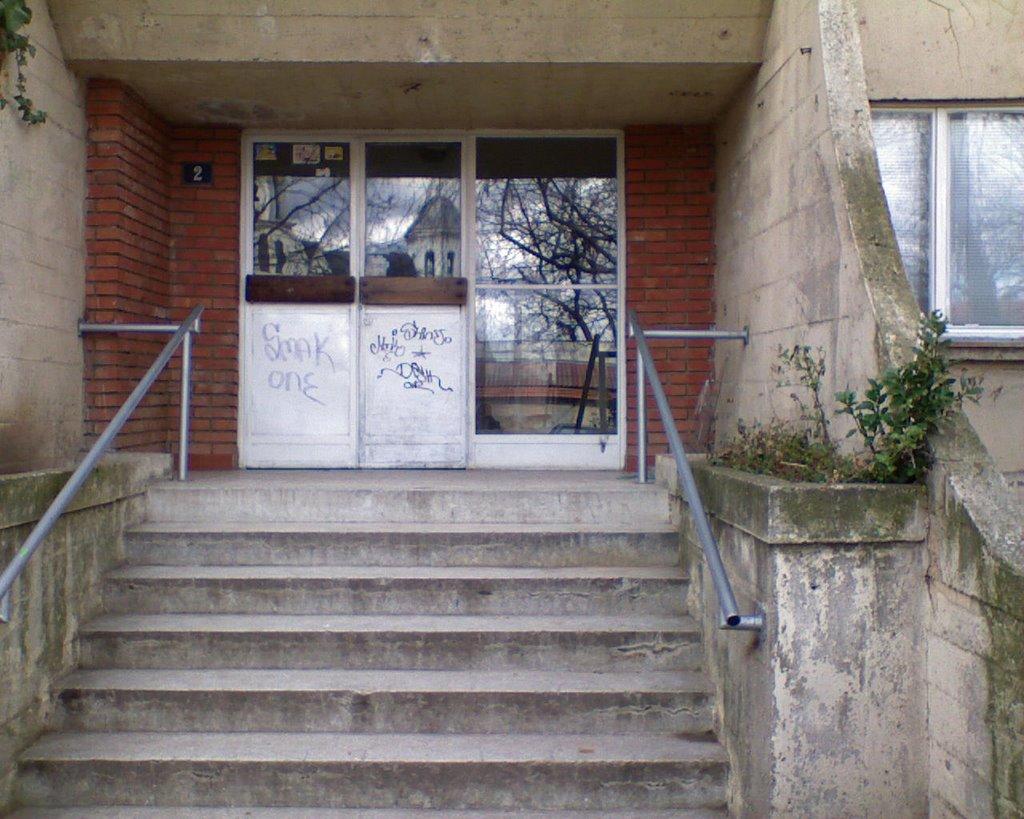 Ubijena žena ispred ulaza u zgradu