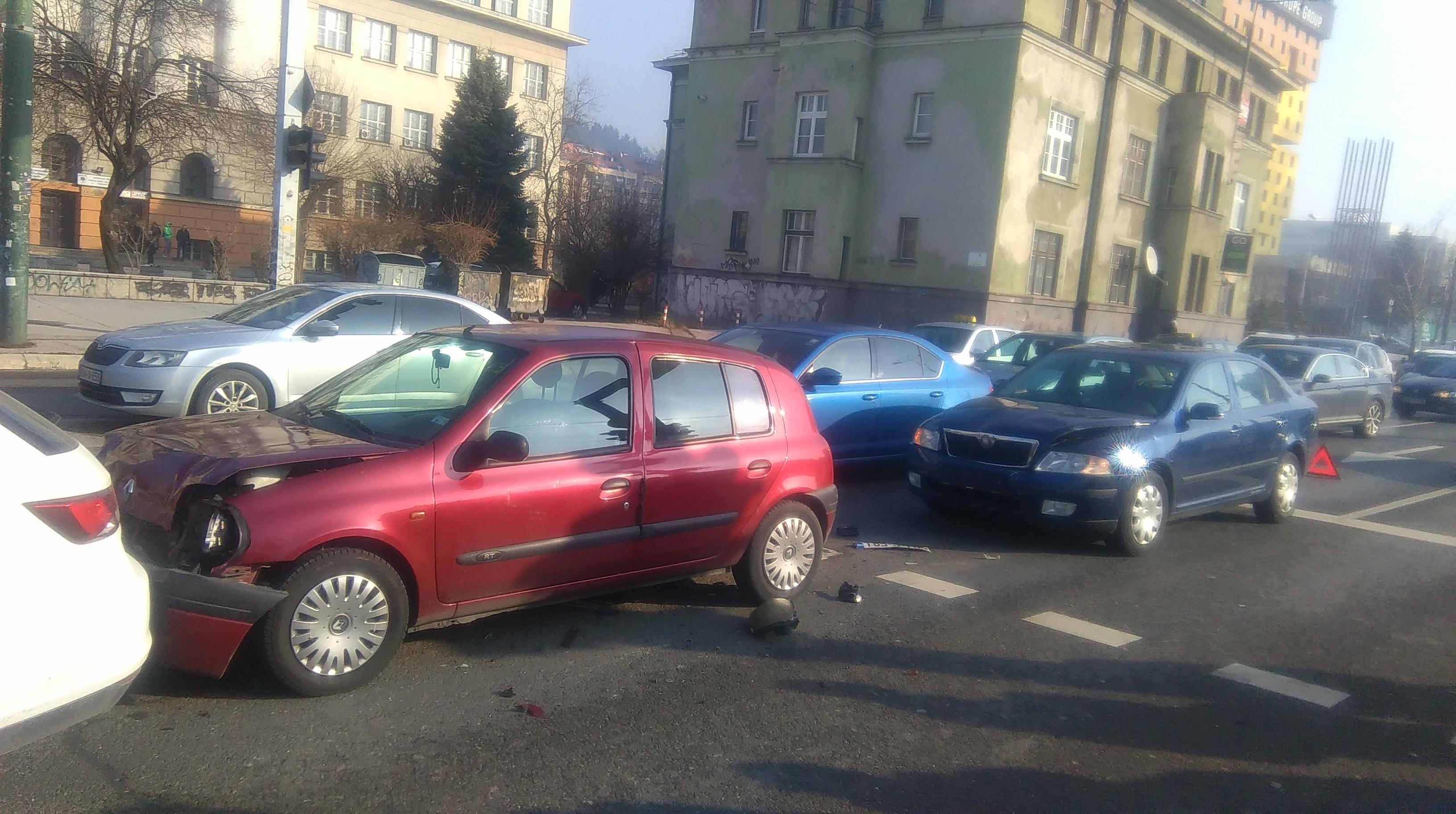 Zbog prelaska na crveno izazvala lančani sudar