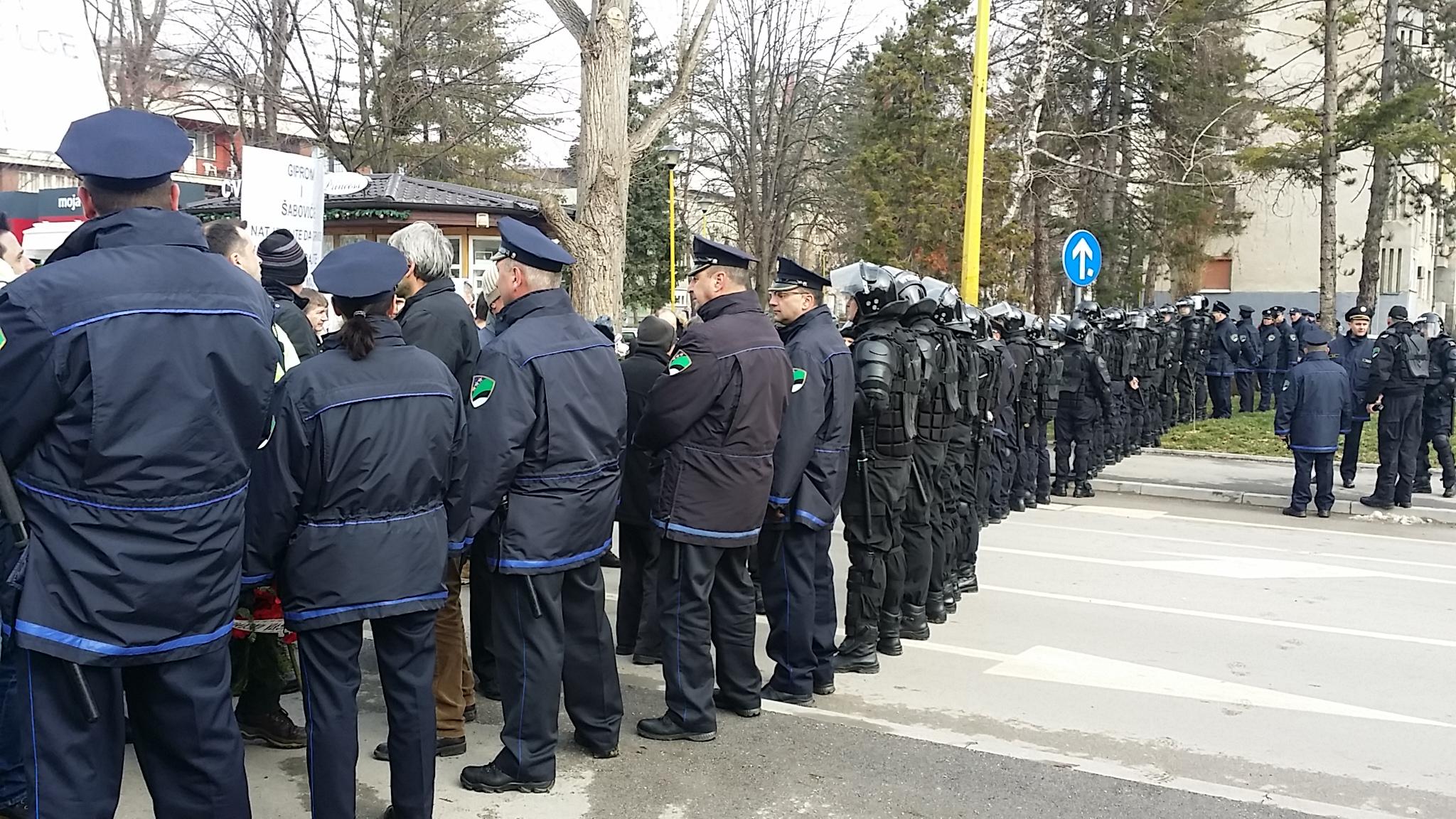Protesti u Tuzli: Jasmina Imamovića policija čuvala od građana