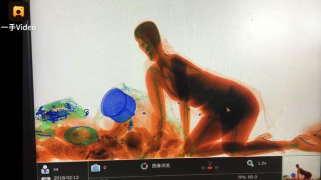 Kineskinja se nije željela odvojiti od prtljaga, pa sa torbama ušla na rendgen kontrolu