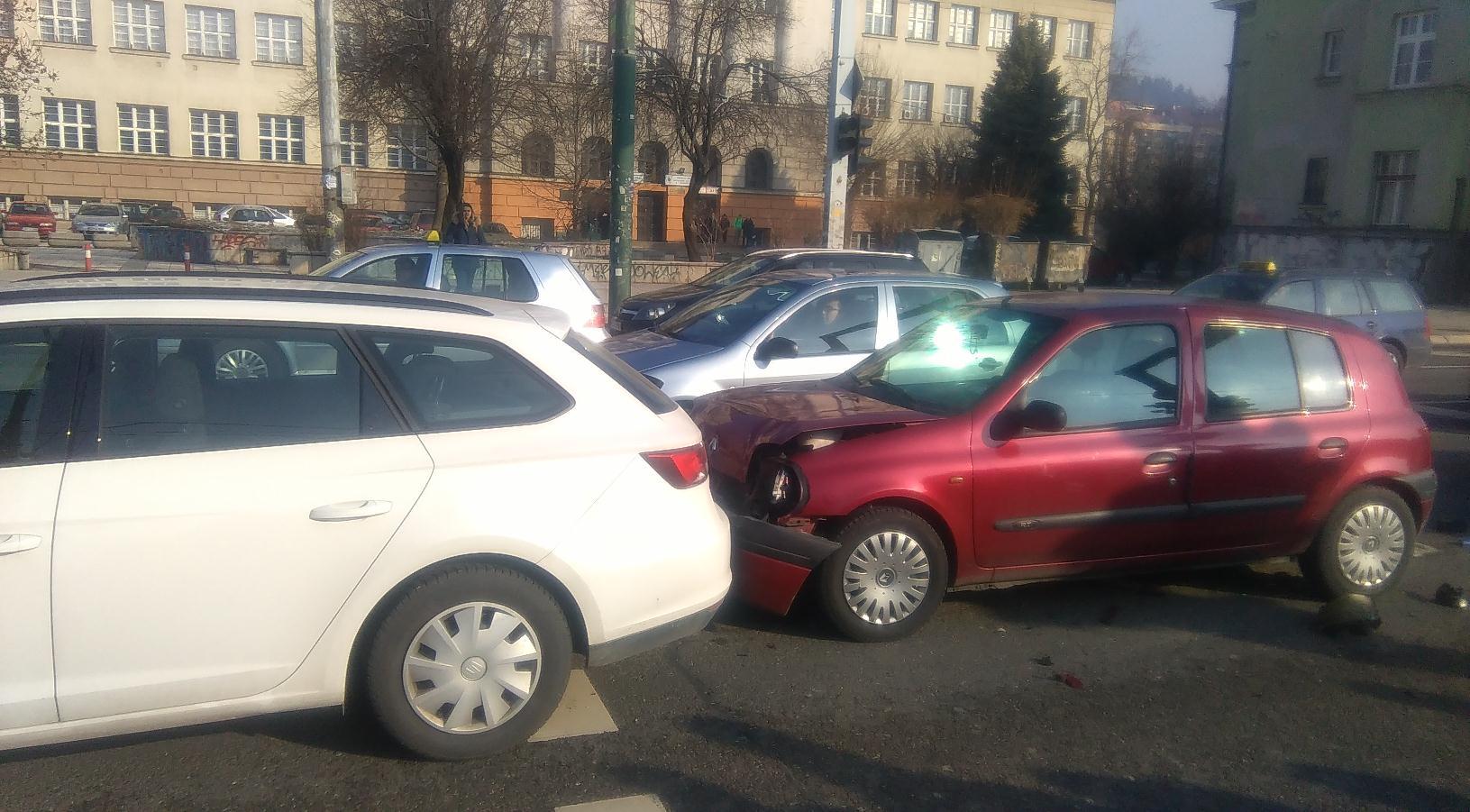 Sudar tri automobila na glavnoj saobraćajnici ispred Tehničke škole u Sarajevu