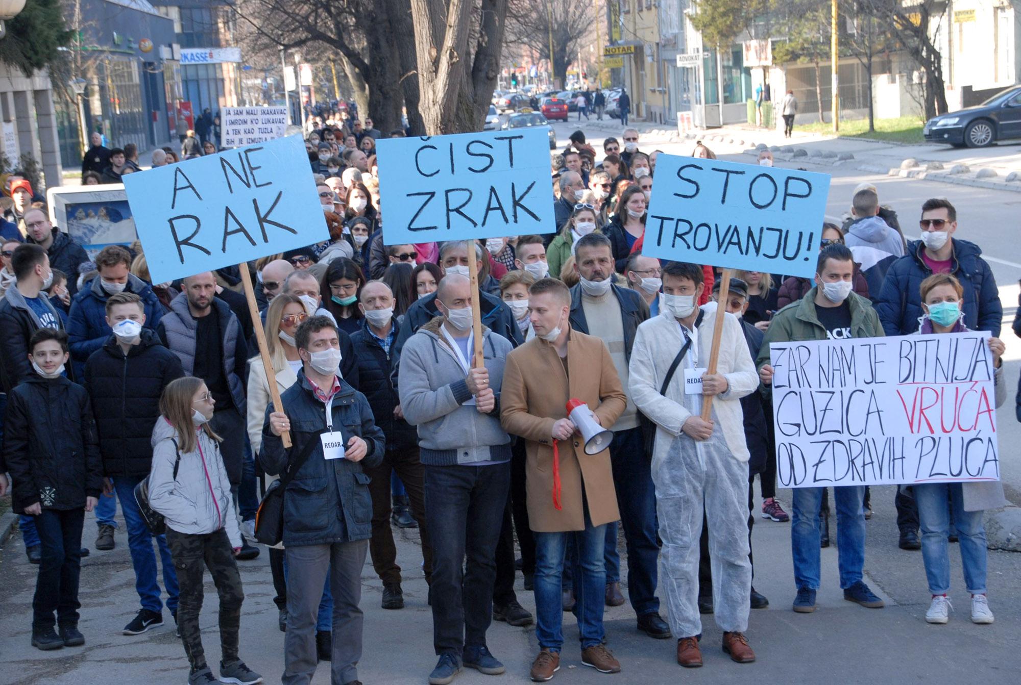 Građani Tuzle mirnom šetnjom upozorili na alarmantno zagađenje zraka