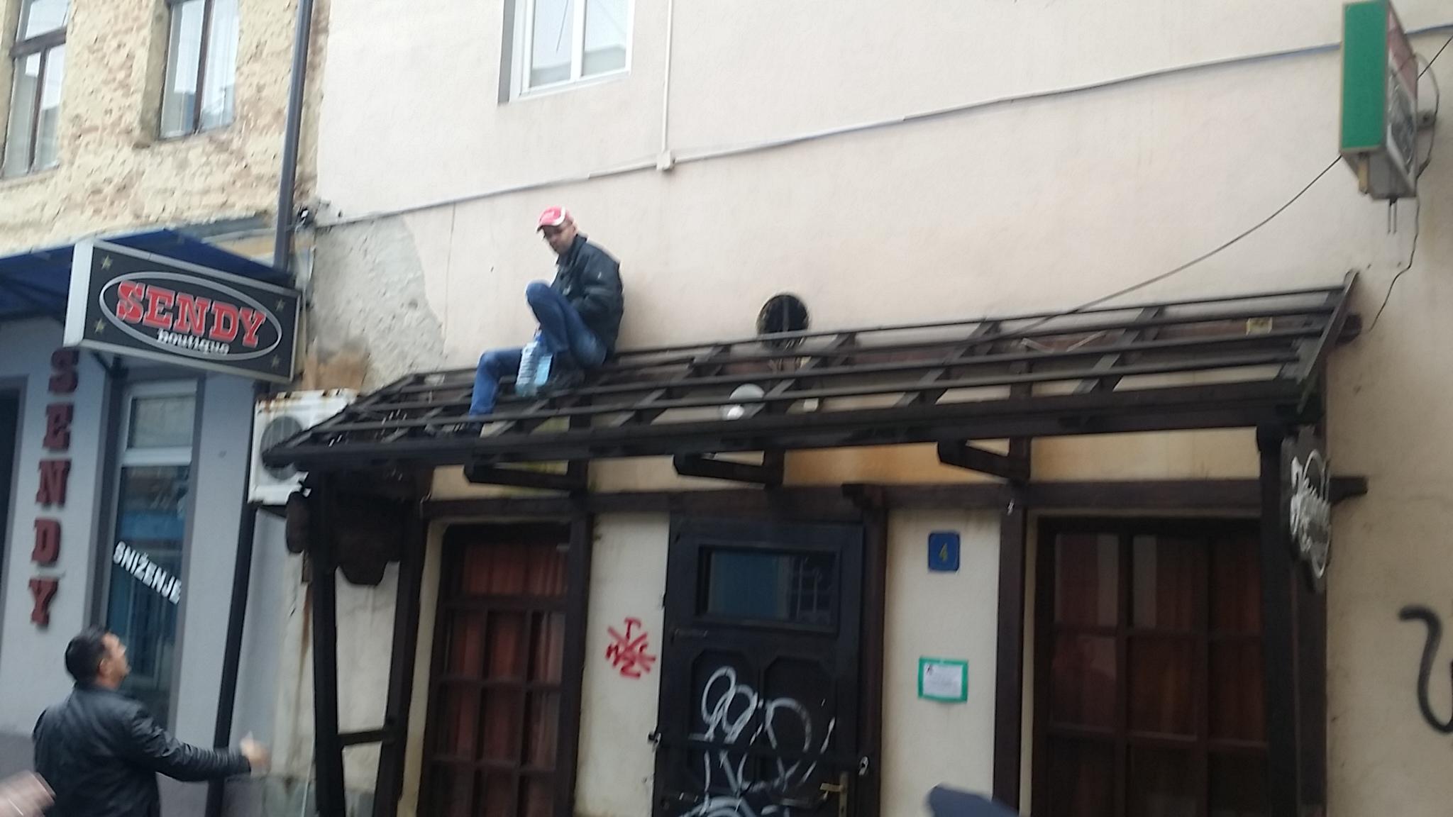 Tuzla: Asmir Dedić posuo se benzinom i prijetio da će se zapaliti!