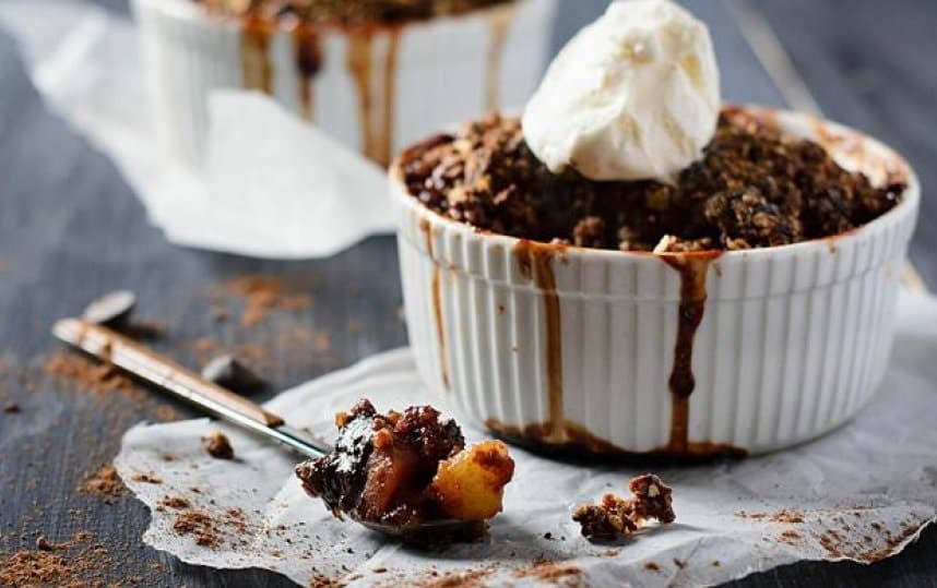 Hrskavo i voćno: Crumble s kruškom, bananom i čokoladom