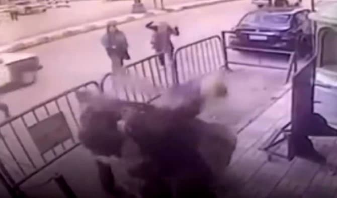 Policajac uhvatio dijete koje je padalo s trećeg sprata