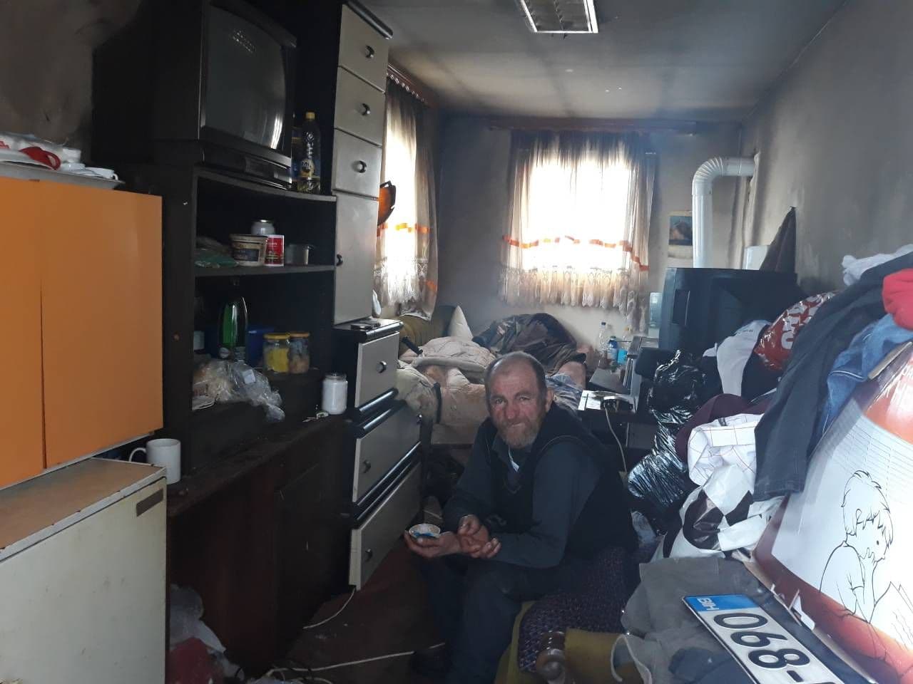 Mrga živi u ledenom kontejneru, a nepravda je jedino čega ima u izobilju
