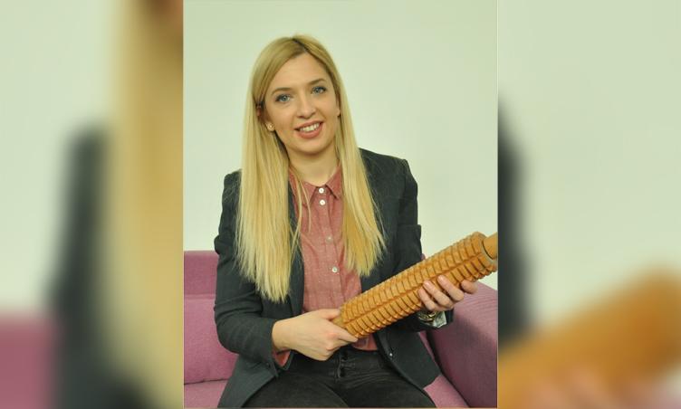 Adila oklagijom, umjesto jufke, "valja" celulit na mušterijama
