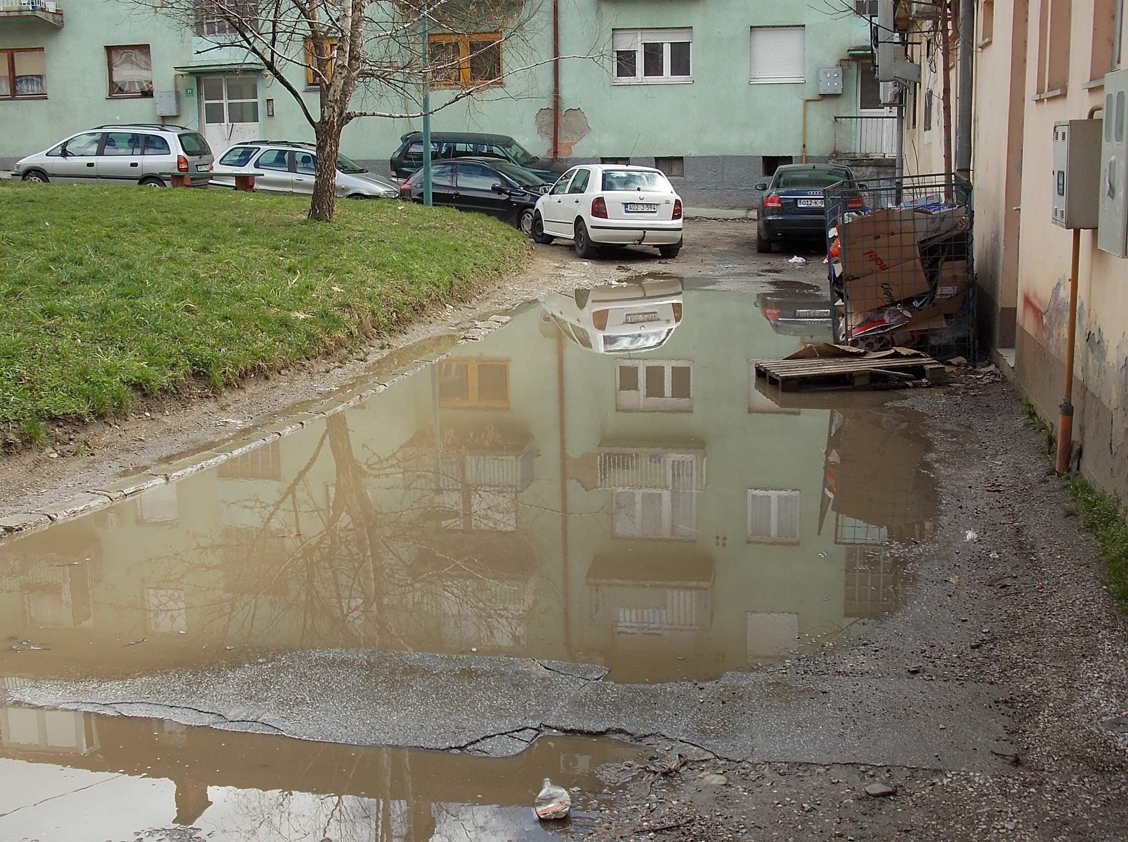 Fotokritika: Lokva vode u samom centru naselja