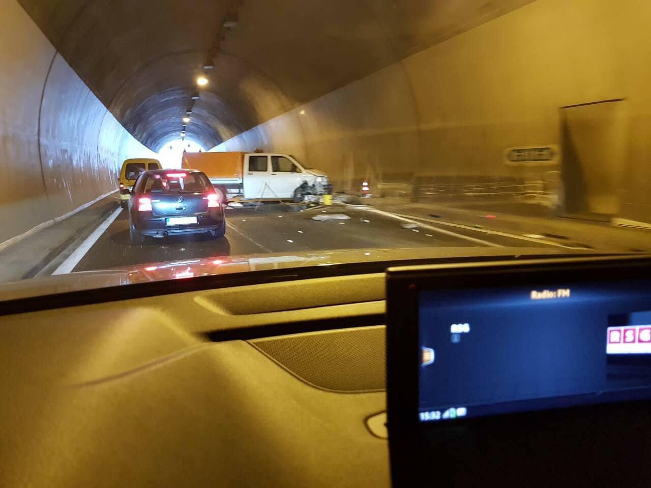 Udes kod tunela Vukov gaj, saobraća se otežano