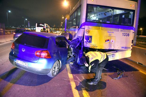 Beograd: Golf 5 se zabio u autobus, tri osobe povrijeđene