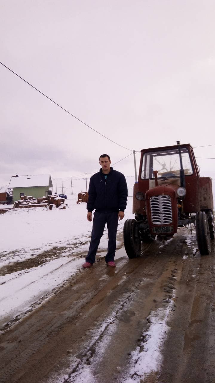 Mještani Brda na Kupresu traktorima idu na posao i voze djecu u školu