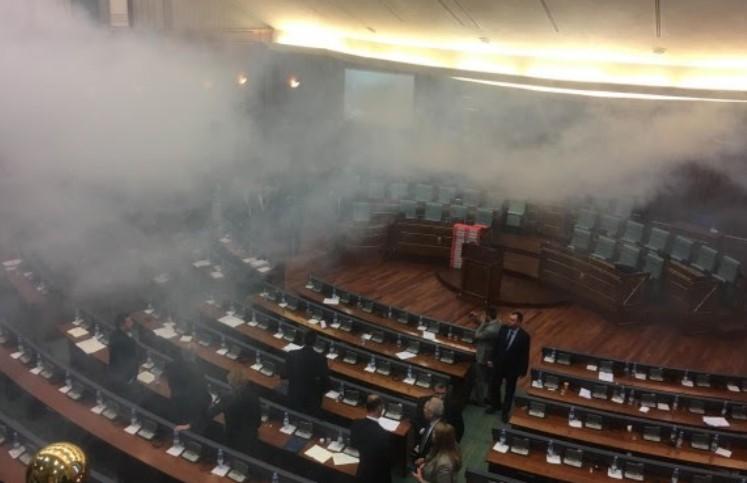 Bačen suzavac u Skupštini Kosova