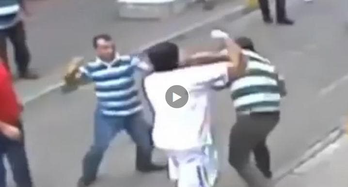 Desetak Turaka nasrnulo na turistu u Istanbulu, a ubrzo su zbog toga opasno zažalili