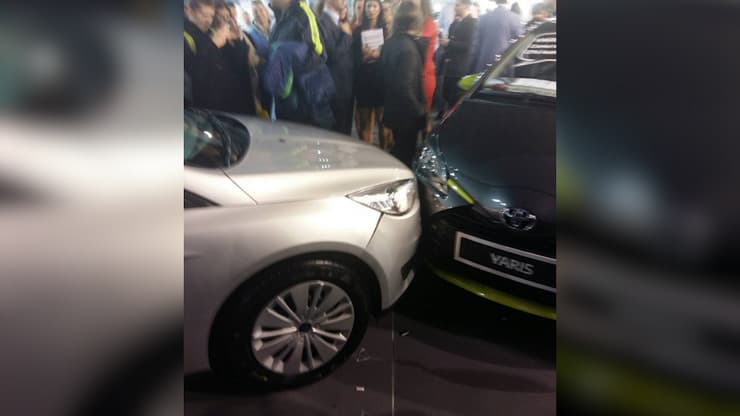 Beograd: Hostesa na Sajmu automobila pritisnula gas i napravila incident
