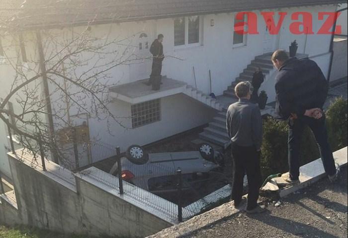 Fabia sletjela s puta i završila u blizini privatnog objekta, jedno povrijeđeno