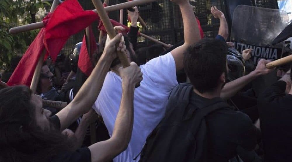 Profesori i studenti žestoko se sukobili s policijom u Atini