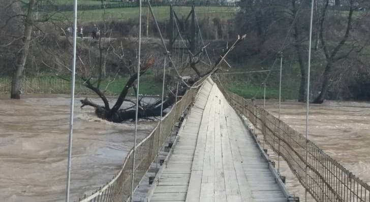 Na području Kaknja plutajuće stablo prijeti da sruši viseći pješački most