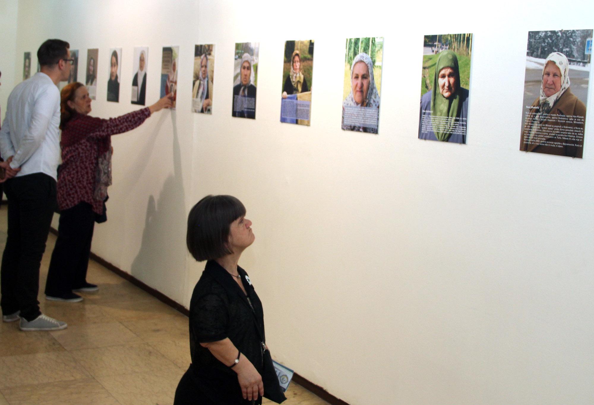 U Tuzli otvorena izložba "Žene, živo srce Srebrenice"