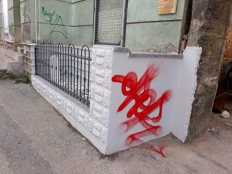 Tuzla: Grafitima oskrnavili šehidski mezar