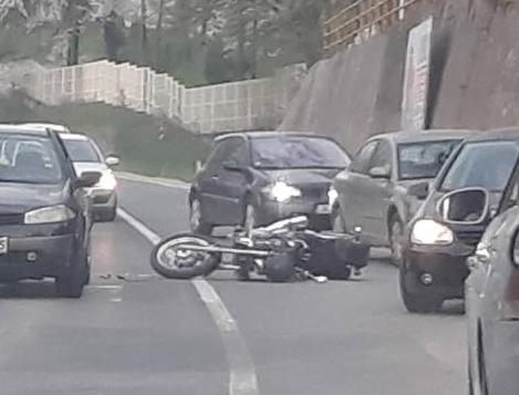Motociklista povrijeđen u sudaru s automobilom na Tranzitu