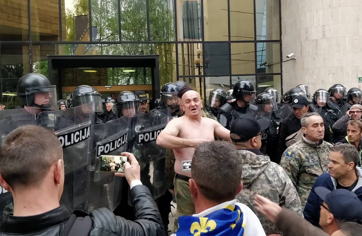 Završena drama ispred Parlamenta FBiH: Borci se razišli i najavili masovnije proteste