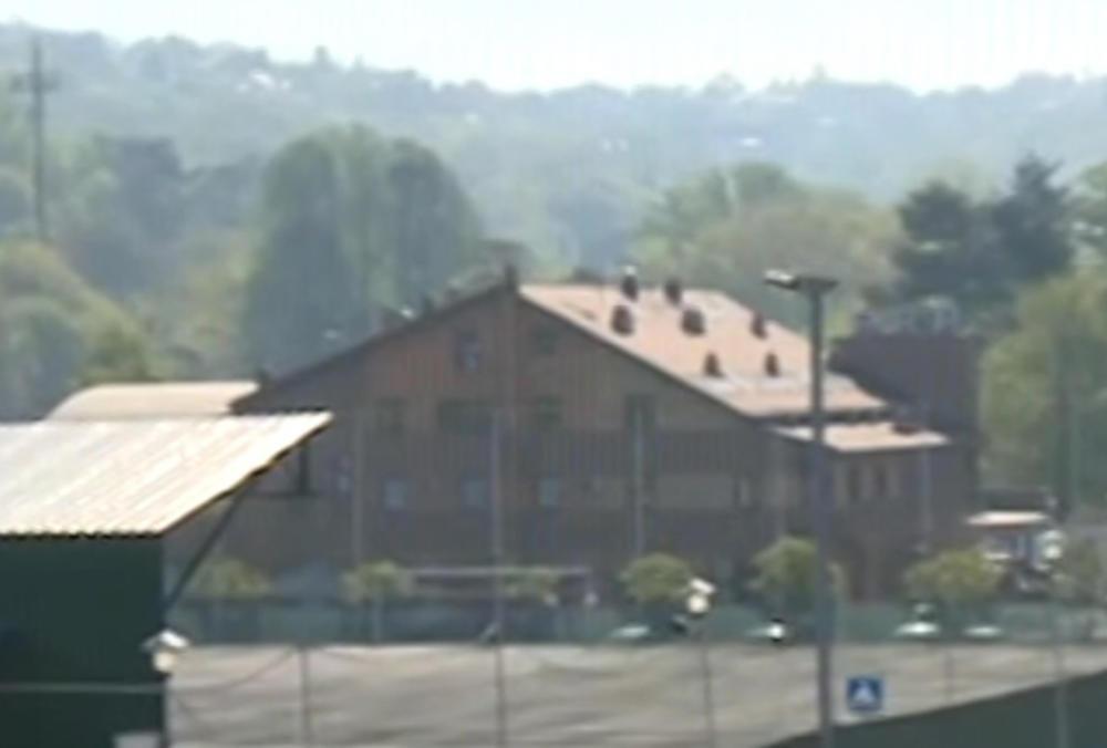 Vlasnik prijeti da će skočiti s krova hotela zbog dugova