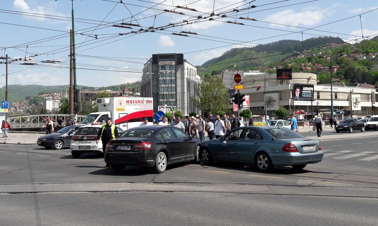 Sudar dva automobila na Skenderiji