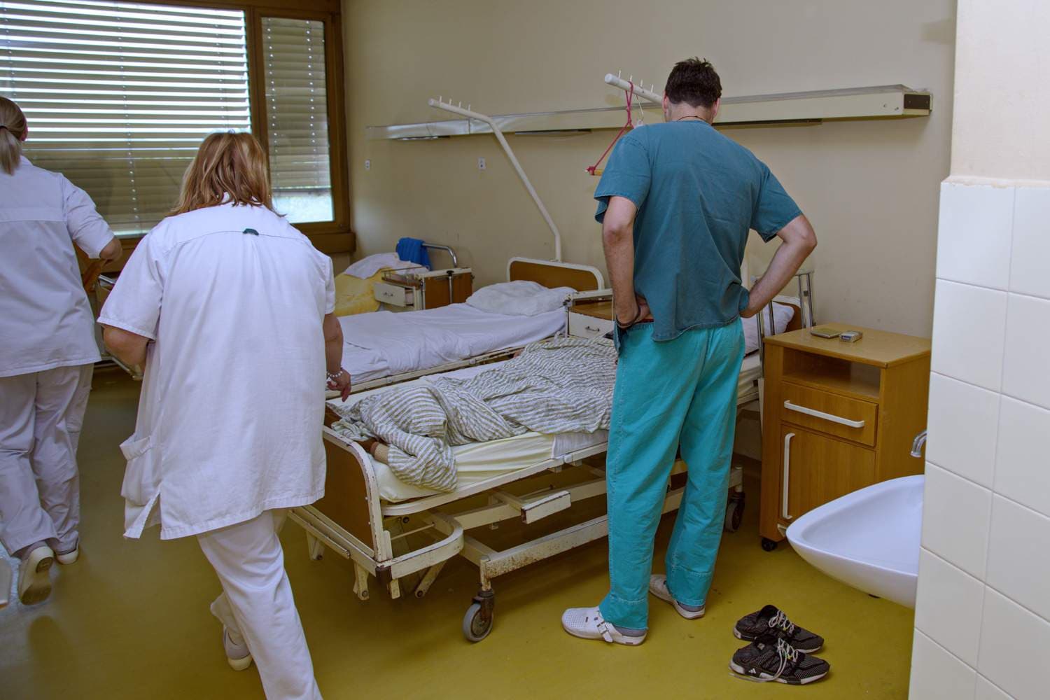 Bacio ručnu bombu na mladića pa pobjegao
