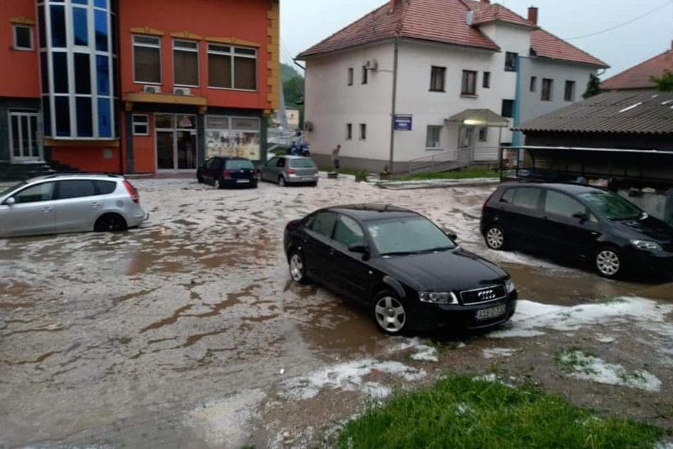 Nevrijeme pogodilo Zavidoviće: Ulice bile pod vodom, saobraćaj nakratko bio obustavljen