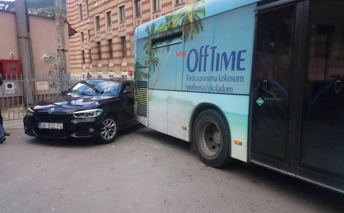 Sarajevo: Pričinjena materijalna šteta u sudaru automobila i autobusa