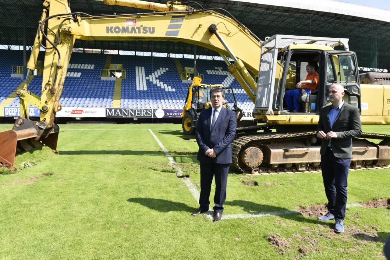 Počeli radovi na uklanjanju travnjaka stadiona Grbavica
