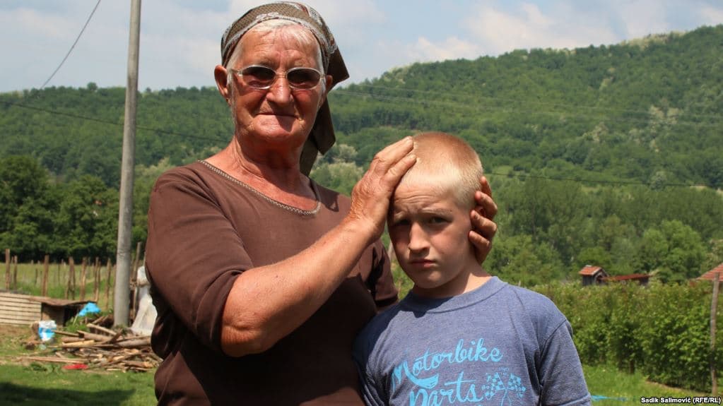 Ispunili mu najveću želju: Milenko koji je ostao bez oca, a majka ga napustila, sada ima kosačicu