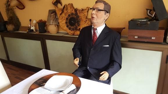 Figura predsjednika Srbije u beogradskom restoranu, u ponudi "ručak s Vučićem"