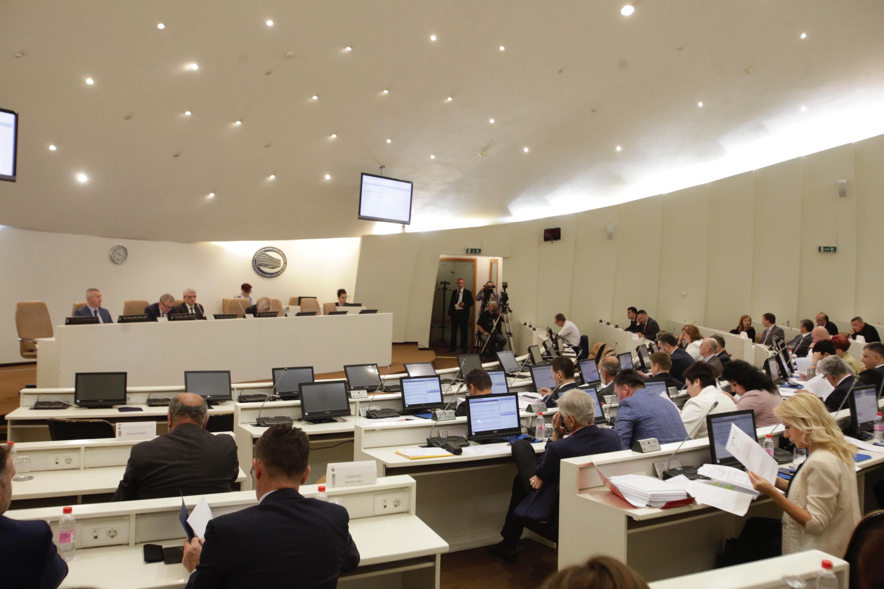 Svake godine 150.000 državljana napusti BiH, još malo pa ćemo svi biti u EU