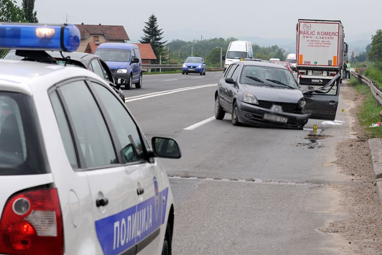 U Federaciji BiH, nakon novih visokih kazni, broj saobraćajnih nesreća smanjen, u RS povećan