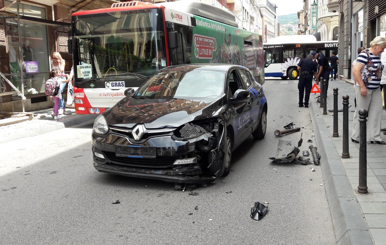 Nesreća u centru Sarajeva: Automobilom udario u zaštitnu ogradu